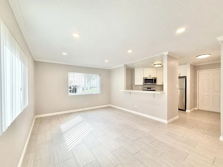 7405 Charmant Dr #2011 — Photo 4