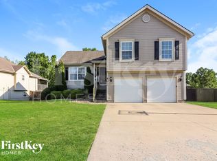 1605 Cove Dr, Raymore, MO 64083