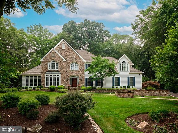 2nd image of 36 Timber Knoll Dr
