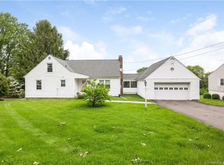4 Circle Dr E, Danbury, CT 06811