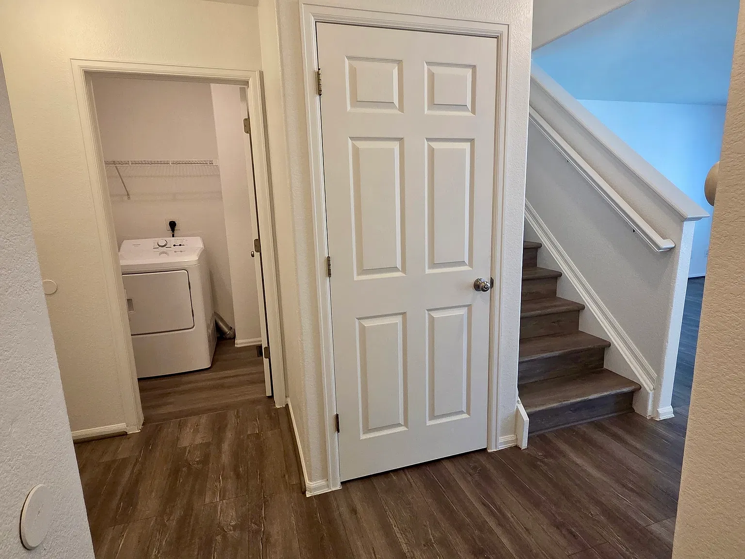 3 bed, 2.5 bath, 1901 sqft, $3,200 — Photo 2
