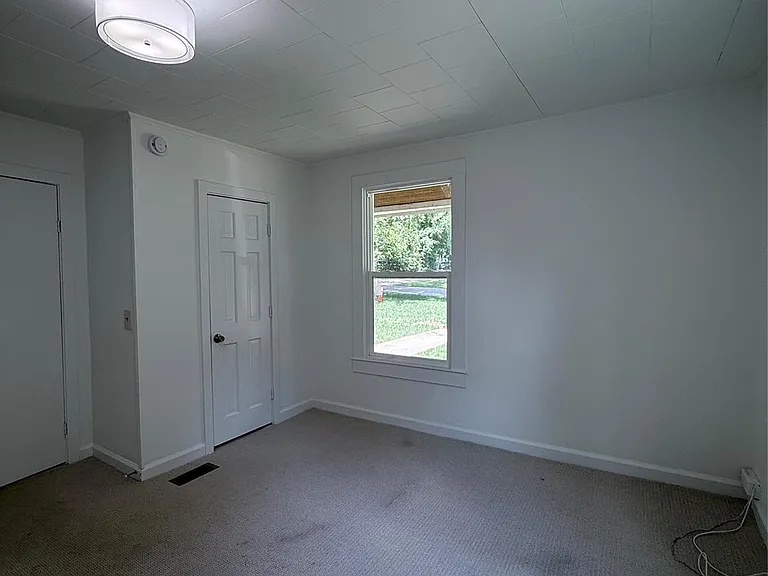 309 N Poplar St — Photo 5