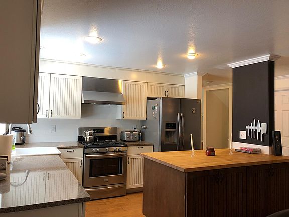 Kitchen - Main floor