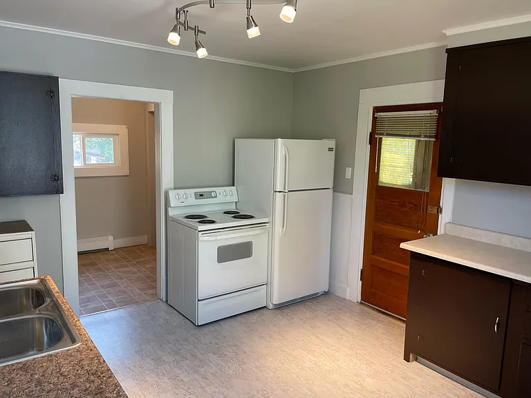 920 Caledonia St — Photo 1