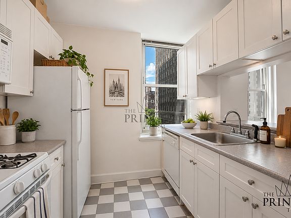 3rd image of 88 Greenwich St APT 518