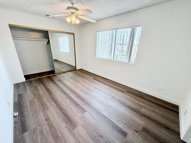 66 S Grand Oaks Ave — Photo 24
