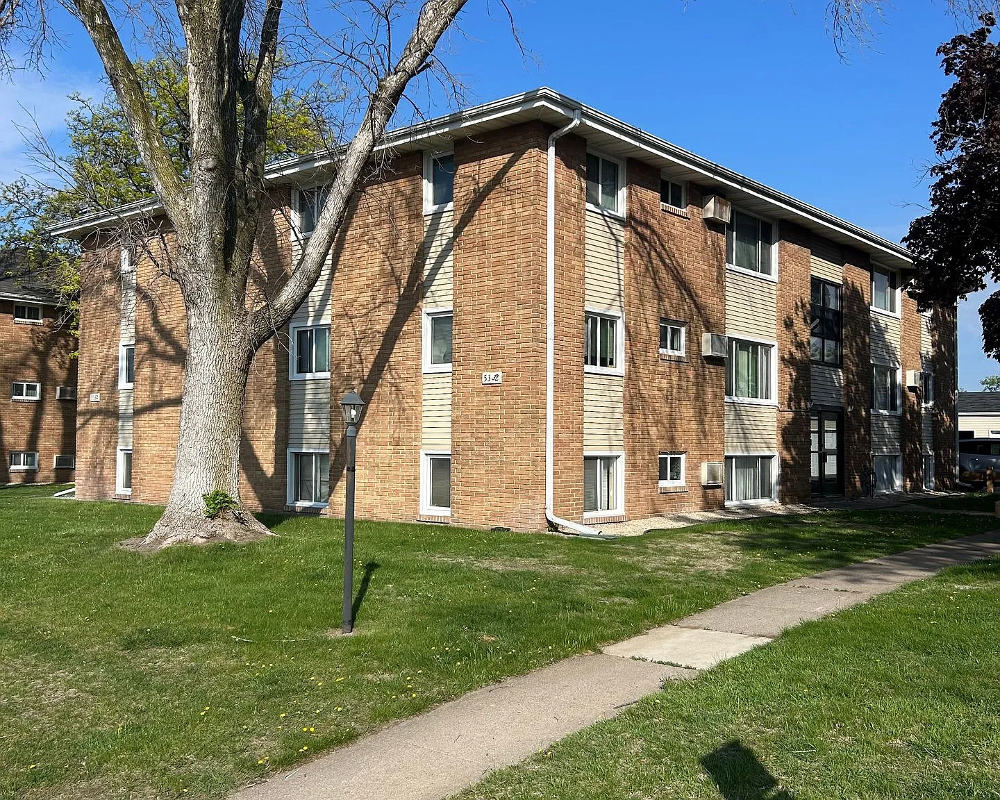 Hanson Court Apartments — Photo 1