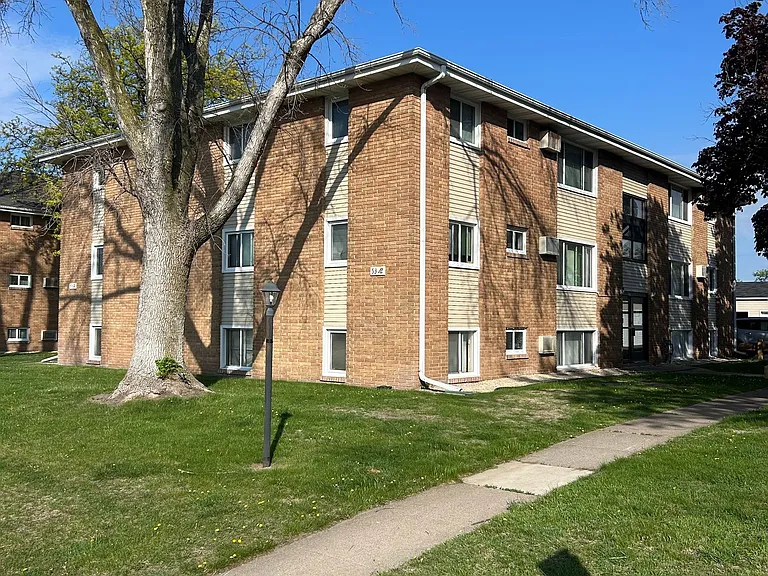 Hanson Court Apartments — Photo 1