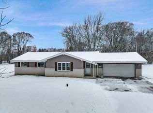 8402 W Hillview Dr, Mequon, WI 53097