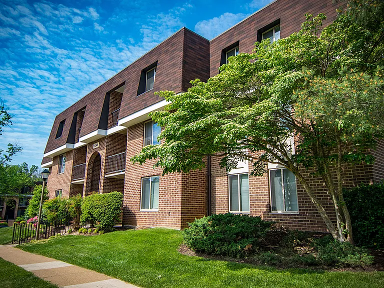 Oakton Park Apartments Building Exterior 02