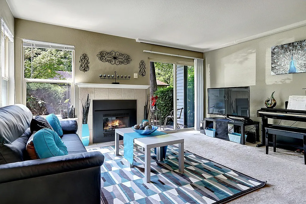 9805 Avondale Rd NE - SAM — Photo 3