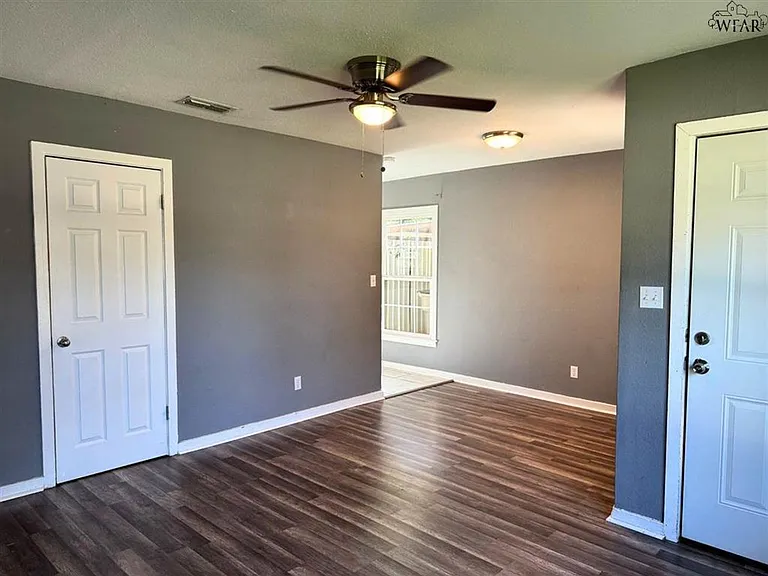 2949 Cunningham Dr — Photo 2