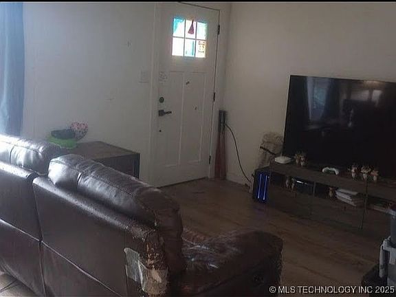 3rd image of 706 Coyne St
