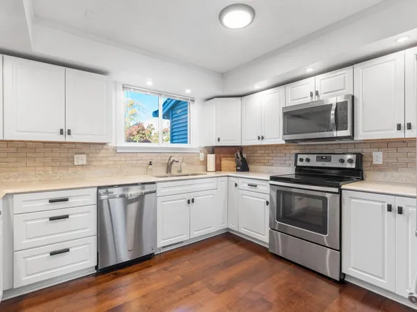 4875 Grenwich Way N, Oakdale, MN 55128