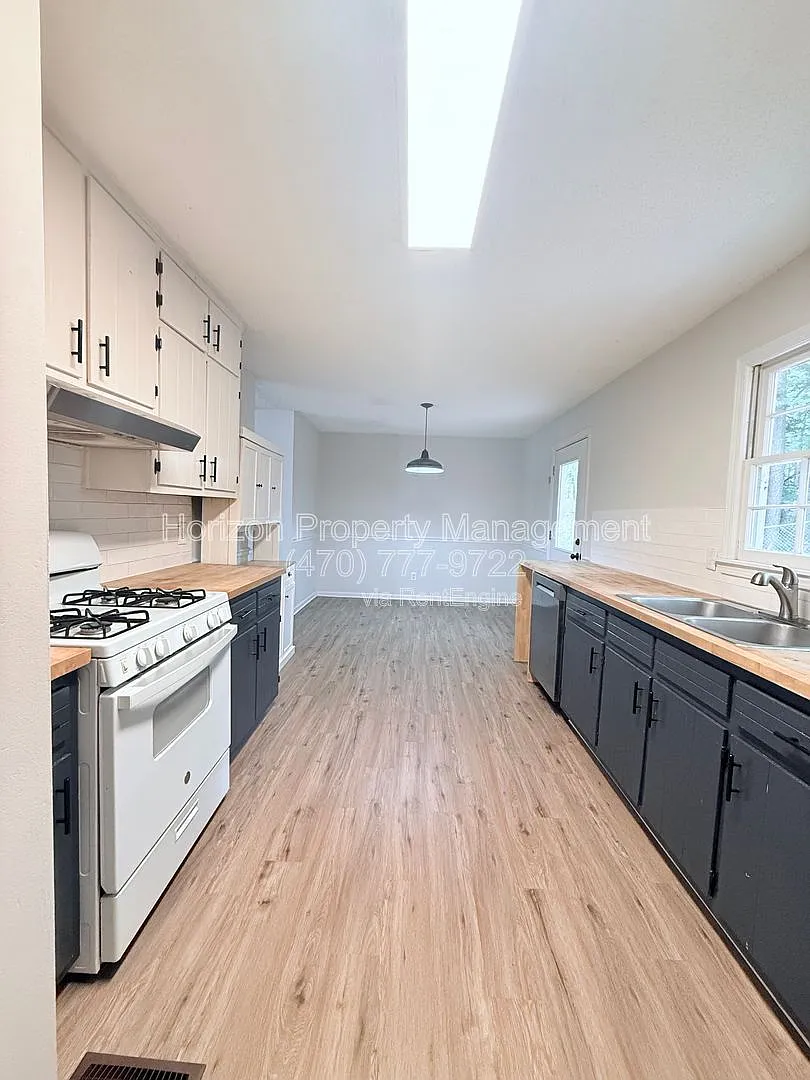 3 bed, 1.0 bath, 1072 sqft, $1,799 — Photo 2