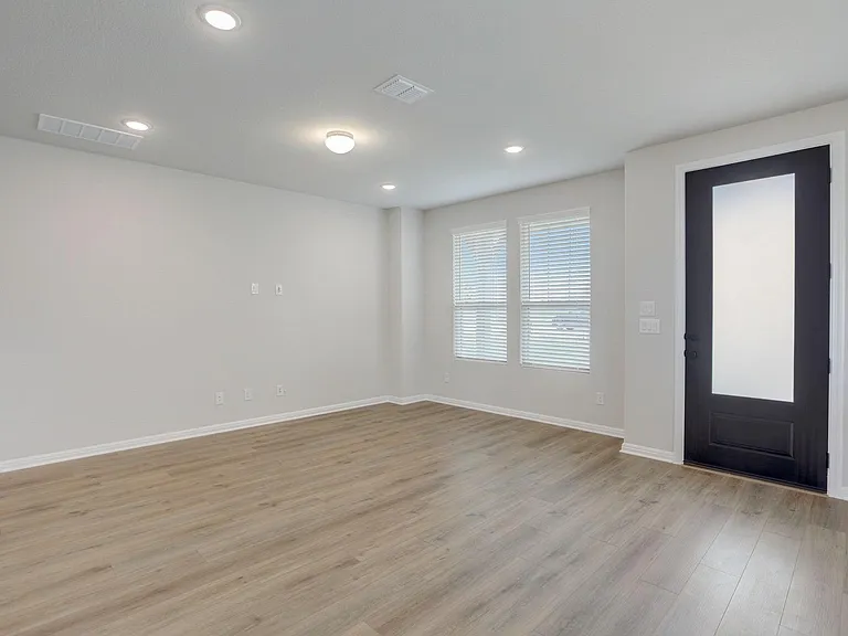 125 Clemens Dr — Photo 2