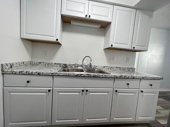 4th image of 825 W 35th St APT B