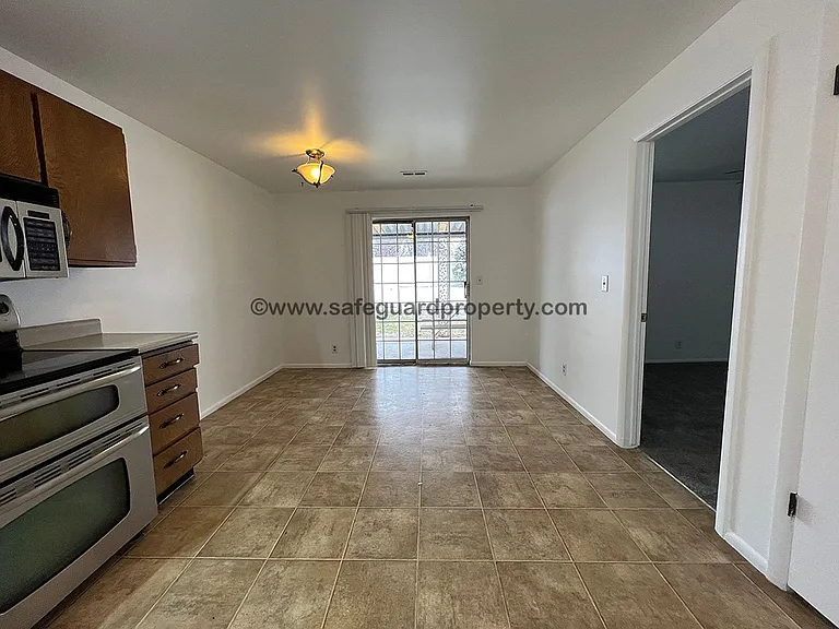 1906 E Jeremy Ct — Photo 8