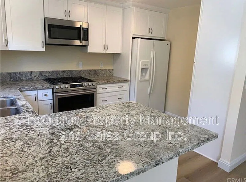 3 bed, 2.0 bath, 1320 sqft, $4,195 — Photo 3