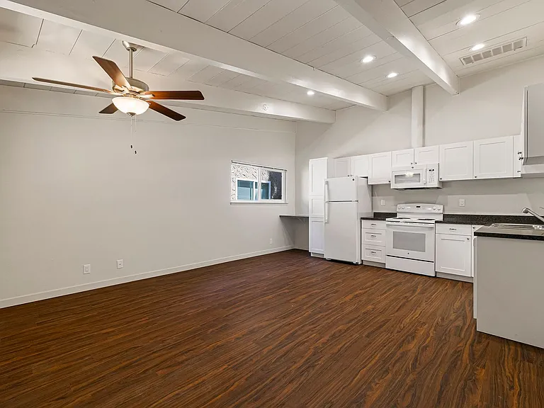 Train Station Apartments — Photo 12