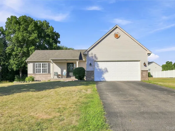 8074 Bradbury Ln, Grand Blanc, MI 48439