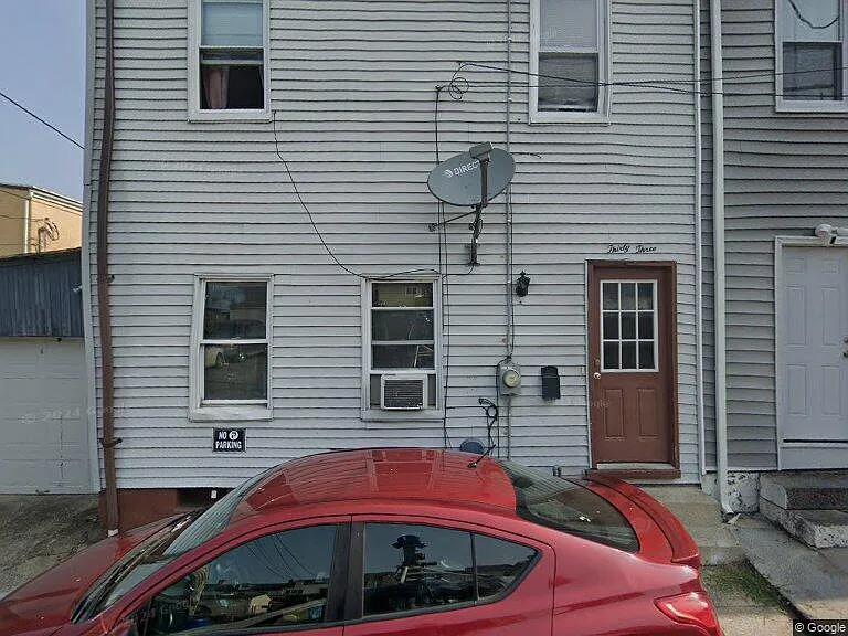 33 Cedar Aly — Photo 1