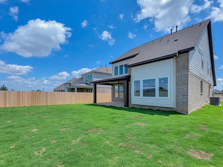 324 Amista Dr — Photo 32