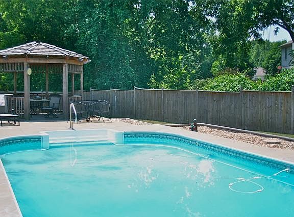 3rd image of 2828 Sweet Briar Dr