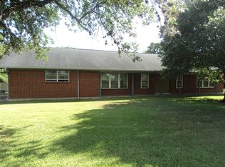 1004 Lakeside Dr, Yoakum, TX 77995