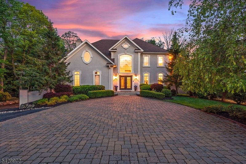 1st image of 2 Manor Dr