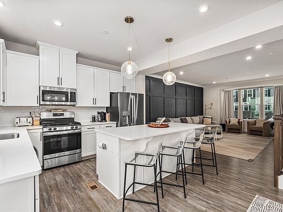 5th image of 4050 Crown Dr