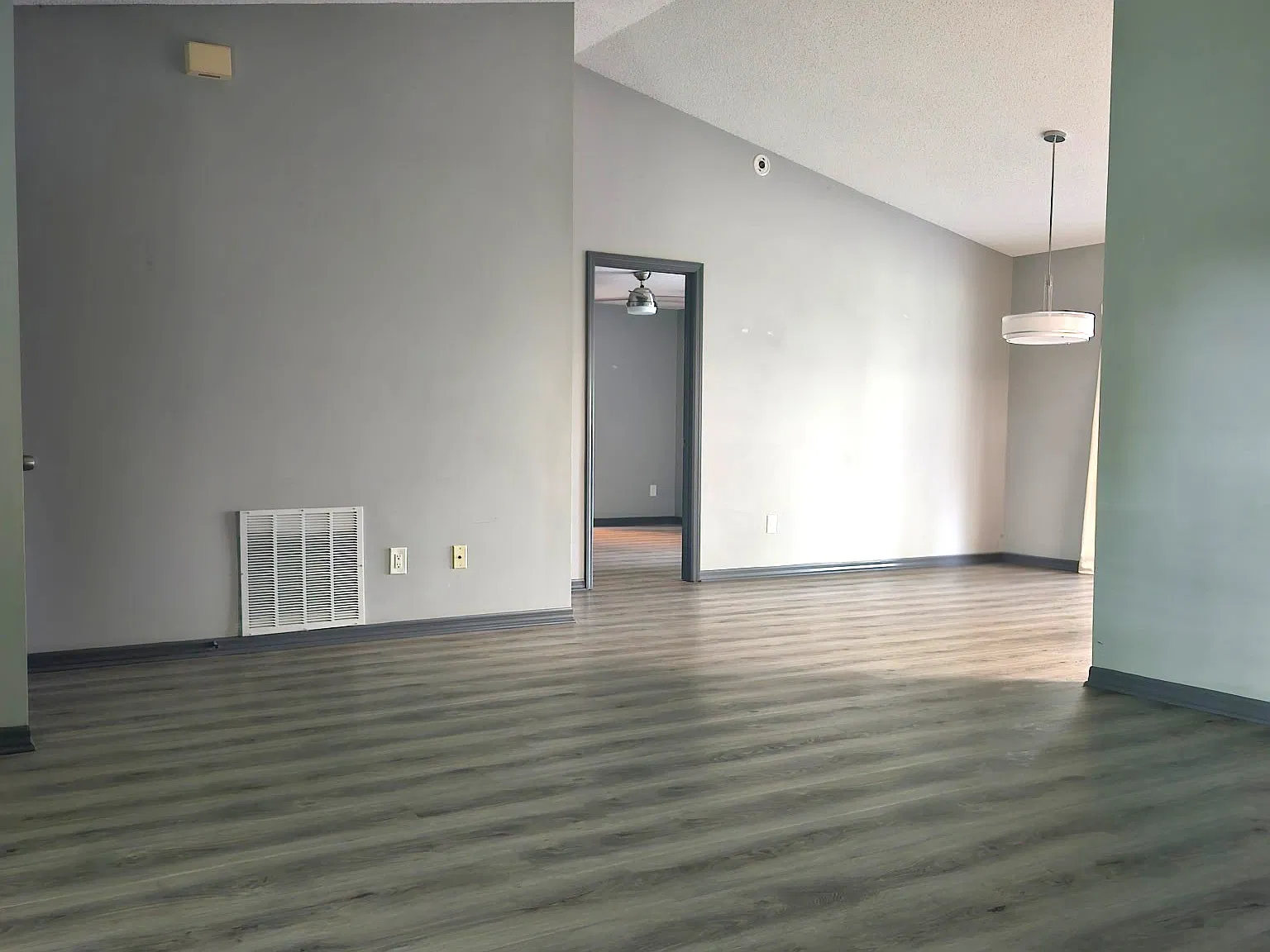 3 bed, 1388 sqft, $2,100 — Photo 2