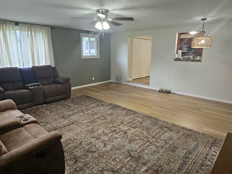 1074 Lakeshore Dr W — Photo 4