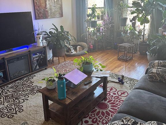 3rd image of 4927 N Winthrop Ave #3S