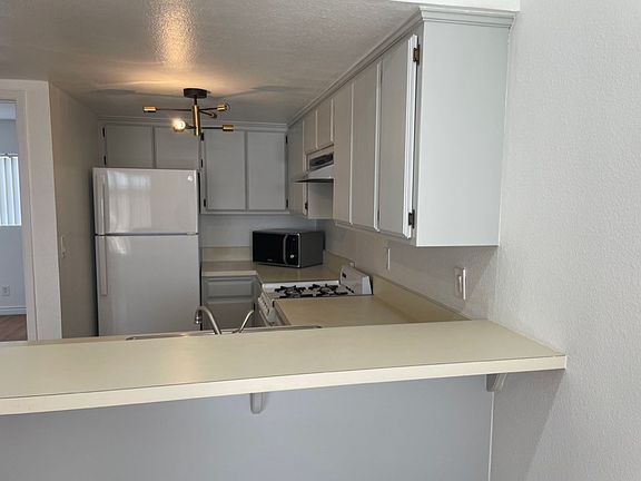 3rd image of 4386 W 138th St APT 4
