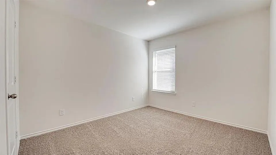 3 bed, 2.0 bath, 1384 sqft, $1,895 — Photo 2