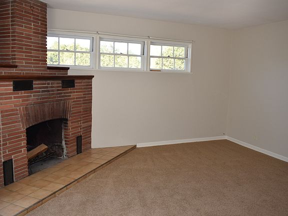 Living room w/fireplace