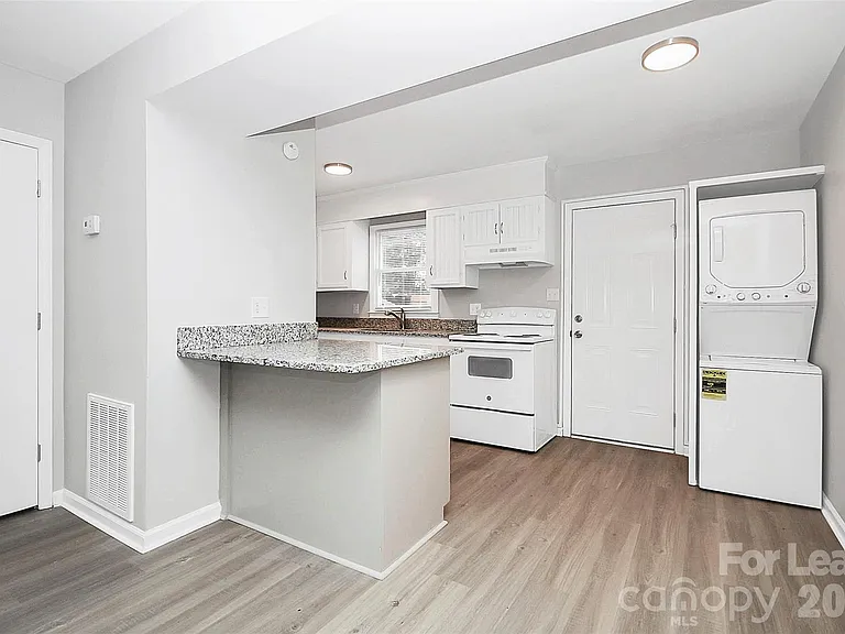 1233 Anderson St — Photo 4