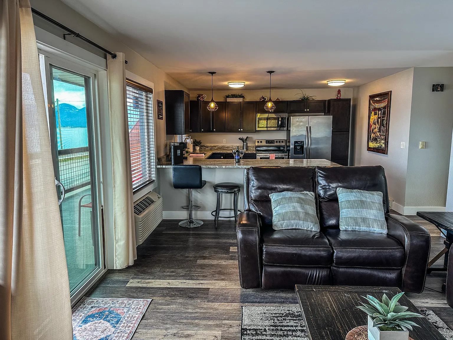 3 bed, 1052 sqft, $1,650 — Photo 2