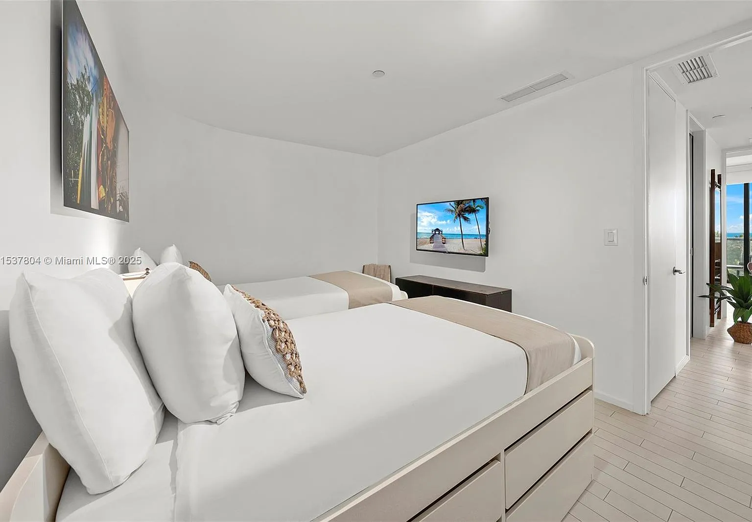 2201 Collins Ave Condo — Photo 4