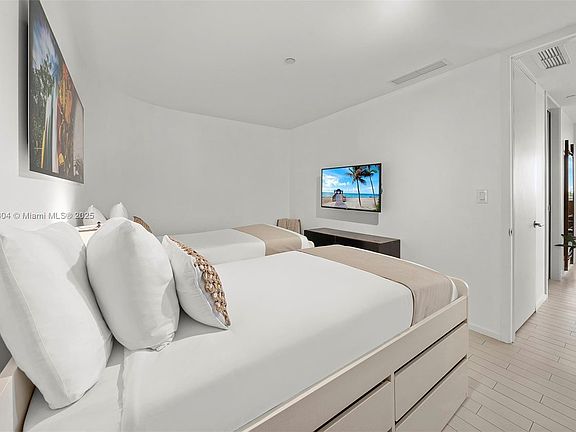 4th image of 2201 Collins Ave #814