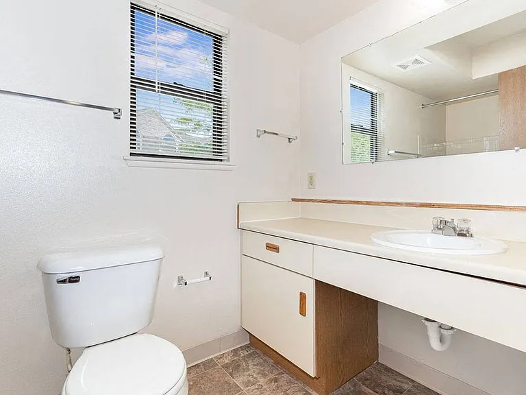 Oak Shores Apartments — Photo 70