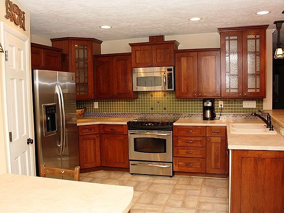 Gourmet kitchen w/solid cherry cabinets