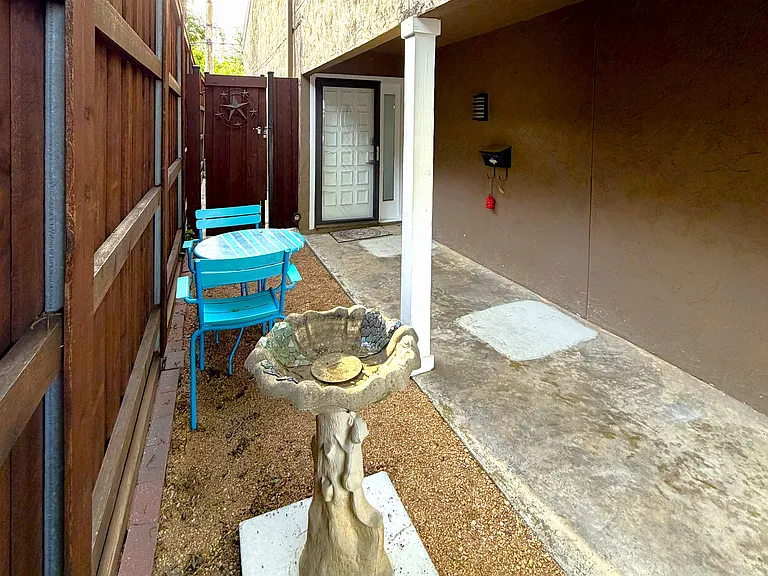 1725 Ashland Ave — Photo 3