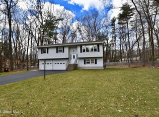 12 Hallak Dr, Ballston Spa, NY 12020