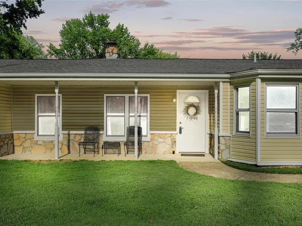 27 W Meadow Ln, Ellisville, MO 63021