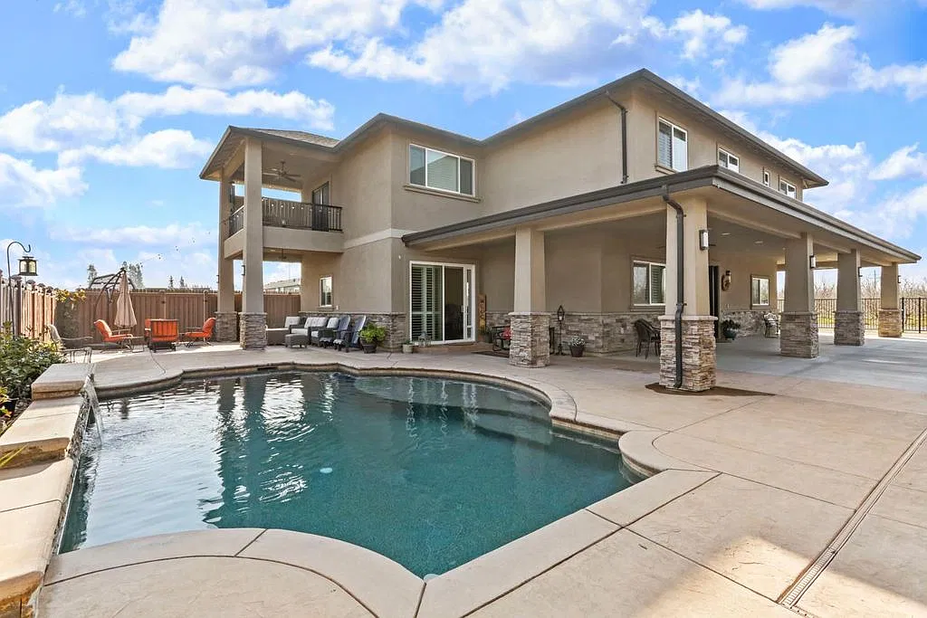 4 bed, 3852 sqft, $4,950 — Photo 1