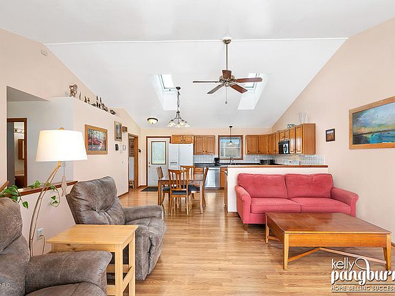 5th image of 7537 E 112th St