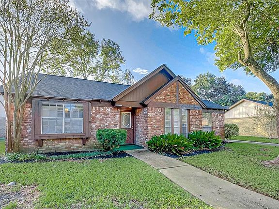 This adorable 1-story home is ready for you to move in & make it your home, sweet, home!