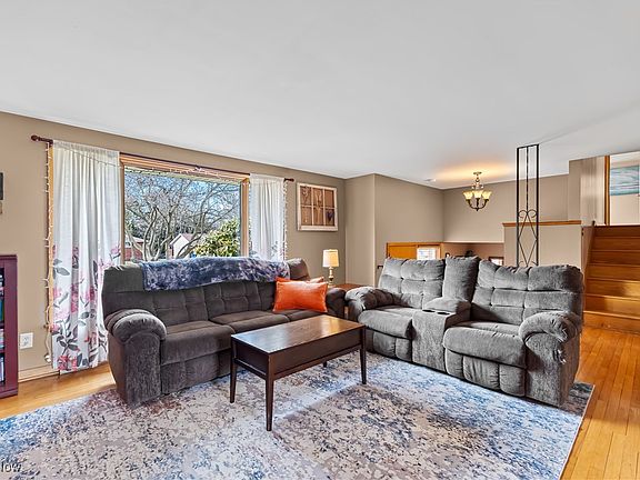 3rd image of 508 Manor Cir
